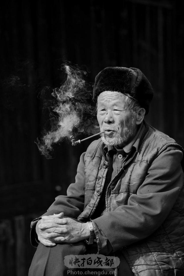 吸烟的老人