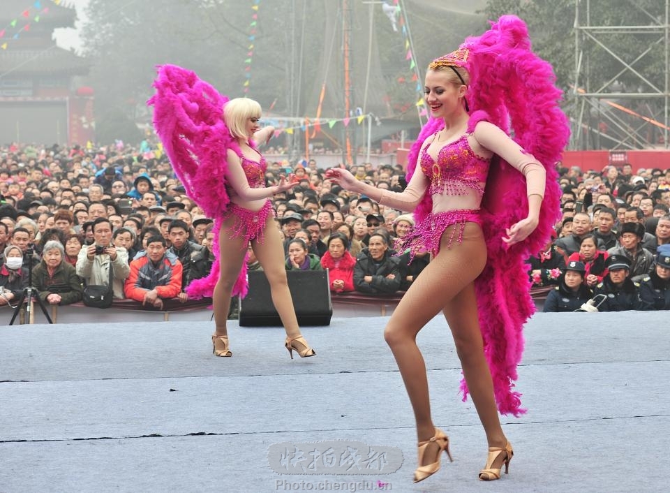 <em>俄罗斯美女</em>舞动庙会 by 拍客心在路上 快拍作品