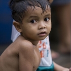巴厘岛圣泉旁的小孩
