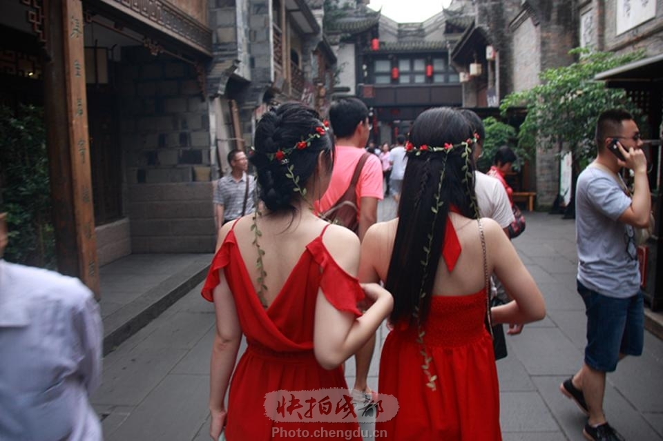 <em>美女逛街</em>+by+拍客mclee