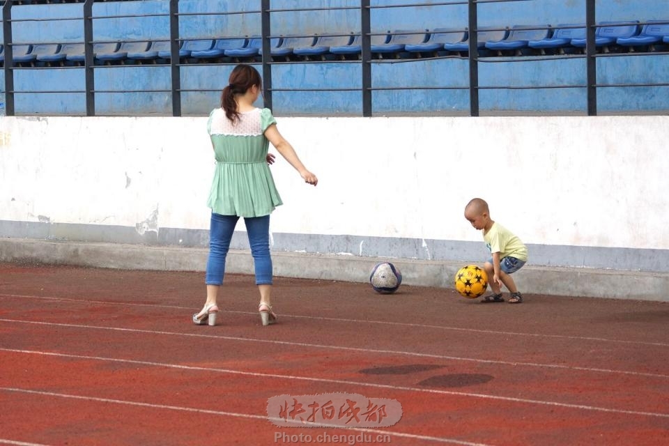 母子踢足球 by 拍客wgj1954 快拍作品_成都图片